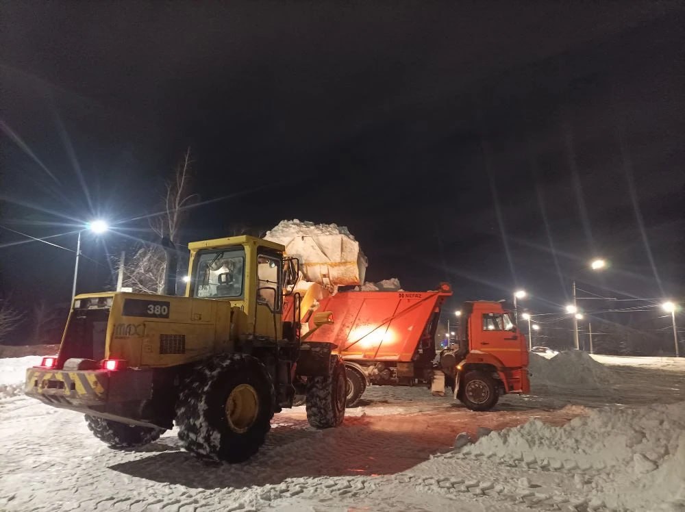За сутки с улиц Ульяновска вывезли 188 самосвалов снега За сутки с улиц Ульяновска вывезли 188 самосвалов снега
