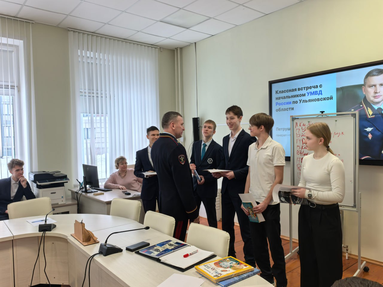 Ульяновские полицейские в рамках информационной акции "Будь в форме" провели классный час для учащихся лицея Ульяновские полицейские в рамках информационной акции "Будь в форме" провели классный час для учащихся лицея