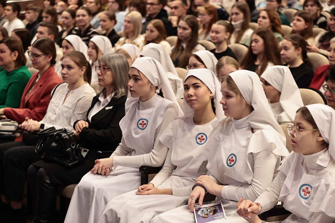 Алексей Русских: Меры поддержки семей региона, повышение рождаемости, совершенствование службы охраны материнства и детства, сохранение традиционных семейных ценностей — все эти темы стали центральными на первом областном... Алексей Русских: Меры поддержки семей региона, повышение рождаемости, совершенствование службы охраны материнства и детства, сохранение традиционных семейных ценностей — все эти темы стали центральными на первом областном...