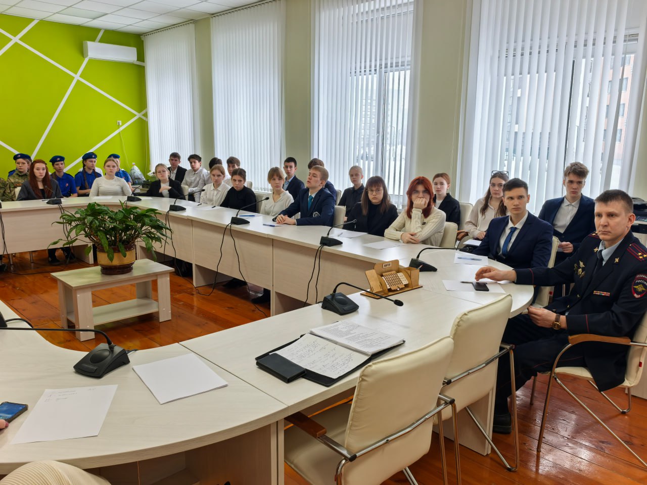 Ульяновские полицейские в рамках информационной акции "Будь в форме" провели классный час для учащихся лицея Ульяновские полицейские в рамках информационной акции "Будь в форме" провели классный час для учащихся лицея