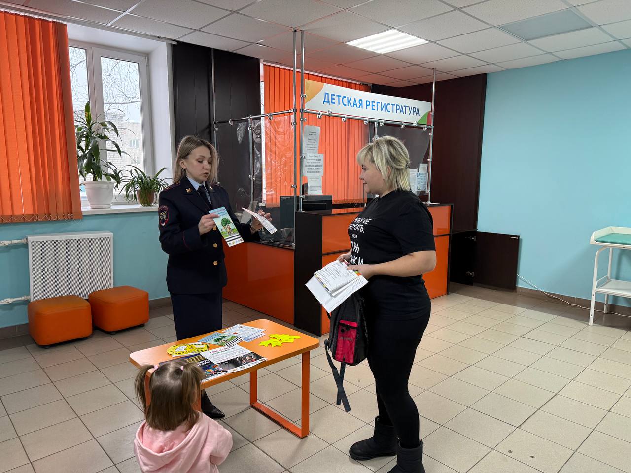 В ходе проведения мероприятия сотрудники Госавтоинспекции и Дирекции безопасности дорожного движения рассказали детям и их родителям о видах детских удерживающих устройств, способах крепления и установке их в салоне... В ходе проведения мероприятия сотрудники Госавтоинспекции и Дирекции безопасности дорожного движения рассказали детям и их родителям о видах детских удерживающих устройств, способах крепления и установке их в салоне...