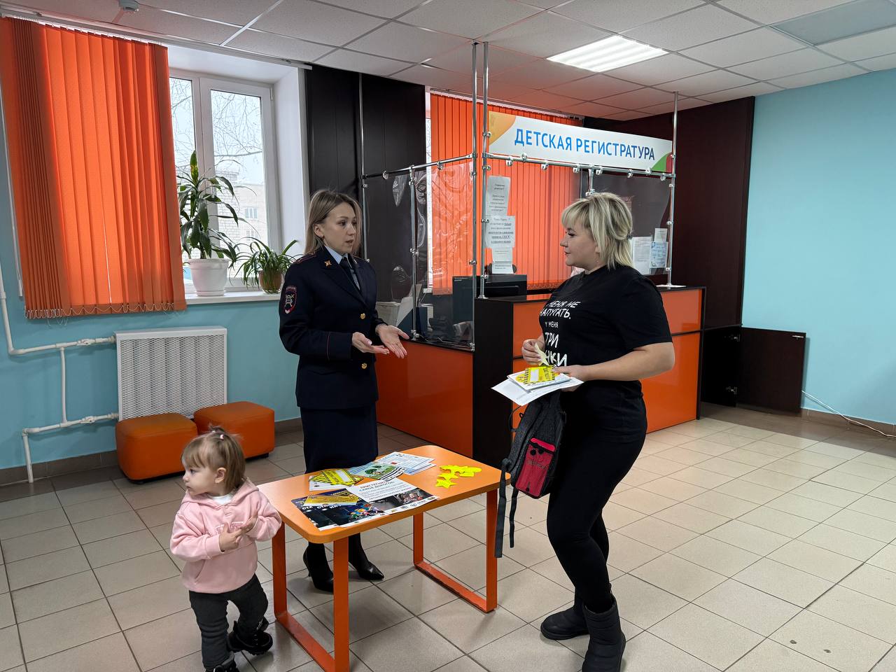 В ходе проведения мероприятия сотрудники Госавтоинспекции и Дирекции безопасности дорожного движения рассказали детям и их родителям о видах детских удерживающих устройств, способах крепления и установке их в салоне... В ходе проведения мероприятия сотрудники Госавтоинспекции и Дирекции безопасности дорожного движения рассказали детям и их родителям о видах детских удерживающих устройств, способах крепления и установке их в салоне...