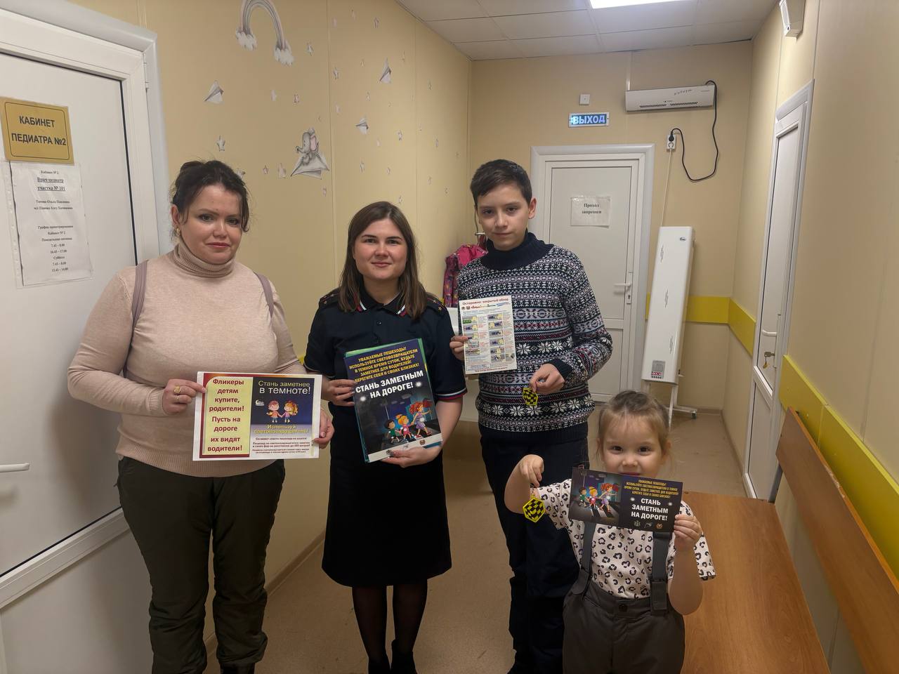 Самые маленькие участники областного мероприятия с огромным удовольствием показывали друг другу как правильно пристегиваться ремнем безопасности, рассказывали как нужно вести себя в салоне автомобиля и о том, что нельзя... Самые маленькие участники областного мероприятия с огромным удовольствием показывали друг другу как правильно пристегиваться ремнем безопасности, рассказывали как нужно вести себя в салоне автомобиля и о том, что нельзя...