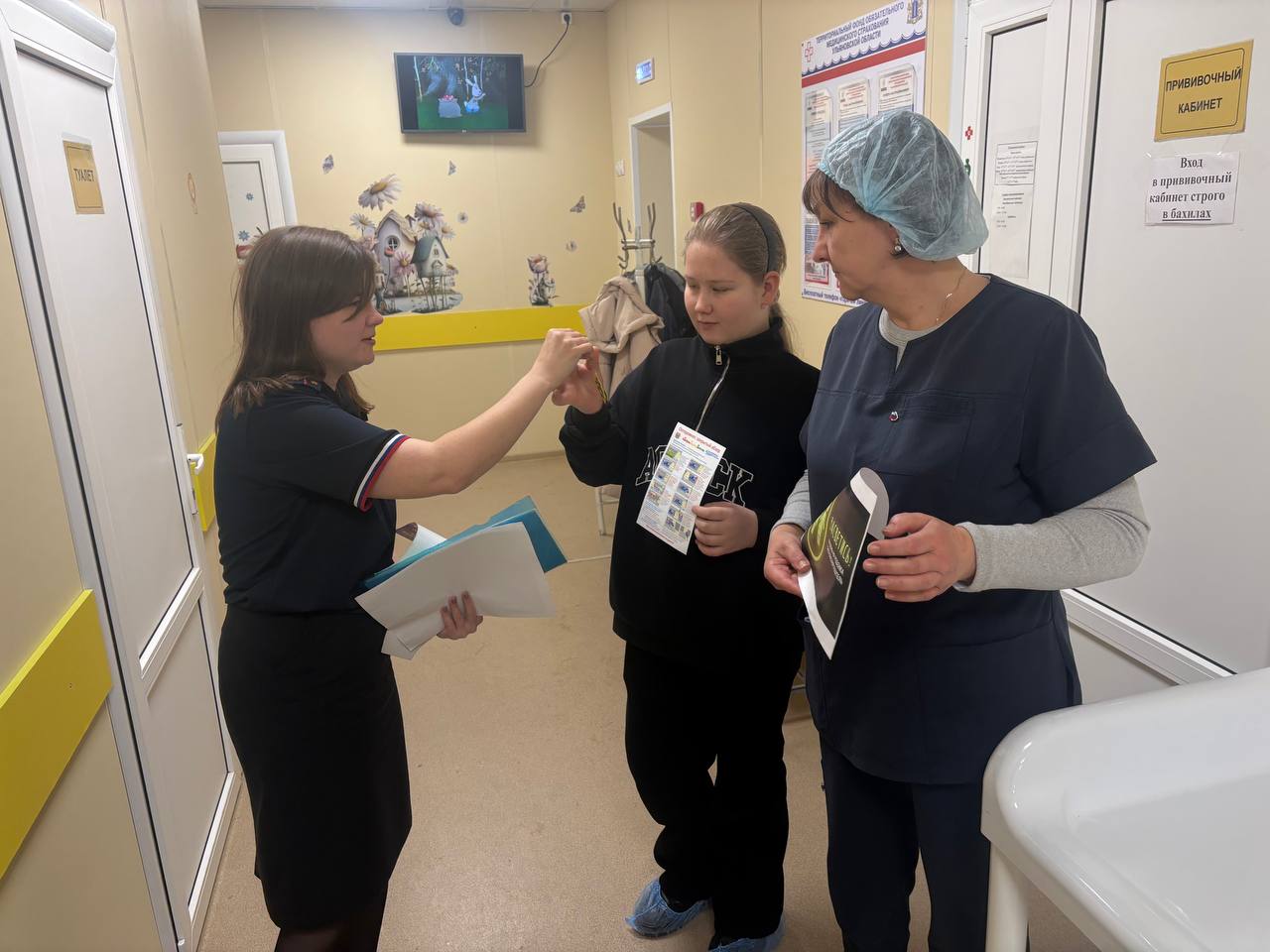 Самые маленькие участники областного мероприятия с огромным удовольствием показывали друг другу как правильно пристегиваться ремнем безопасности, рассказывали как нужно вести себя в салоне автомобиля и о том, что нельзя... Самые маленькие участники областного мероприятия с огромным удовольствием показывали друг другу как правильно пристегиваться ремнем безопасности, рассказывали как нужно вести себя в салоне автомобиля и о том, что нельзя...