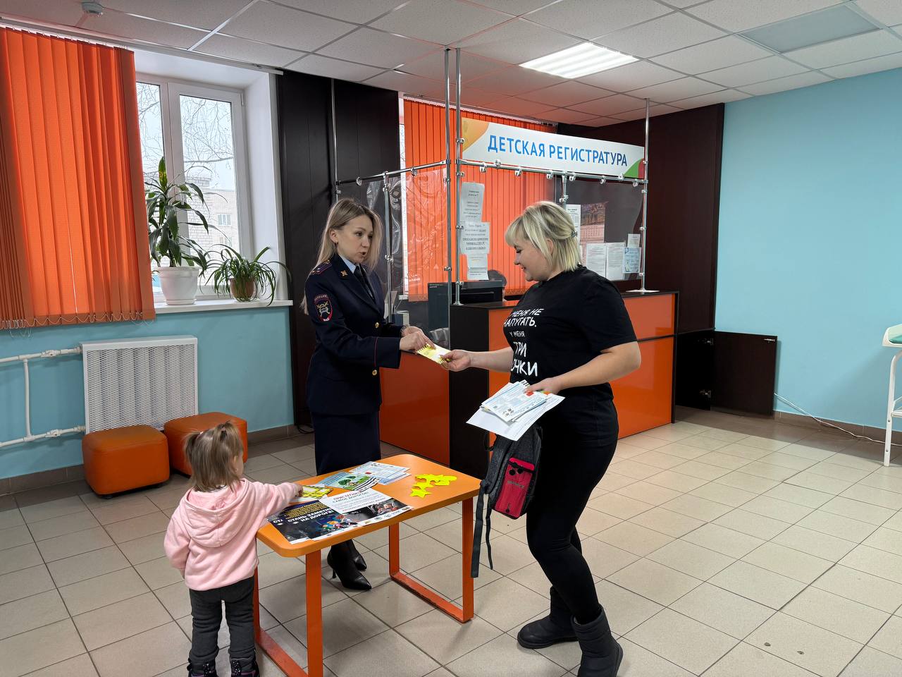 В ходе проведения мероприятия сотрудники Госавтоинспекции и Дирекции безопасности дорожного движения рассказали детям и их родителям о видах детских удерживающих устройств, способах крепления и установке их в салоне... В ходе проведения мероприятия сотрудники Госавтоинспекции и Дирекции безопасности дорожного движения рассказали детям и их родителям о видах детских удерживающих устройств, способах крепления и установке их в салоне...