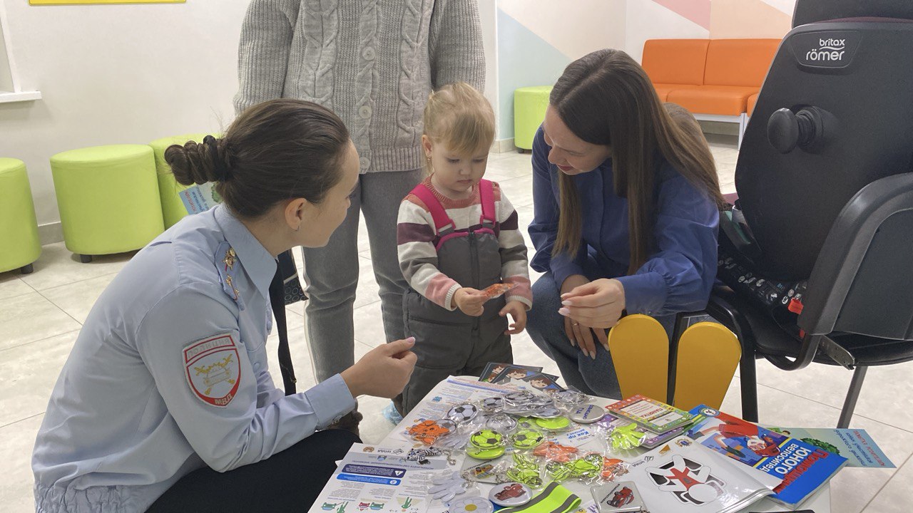 В ходе проведения мероприятия сотрудники Госавтоинспекции и Дирекции безопасности дорожного движения рассказали детям и их родителям о видах детских удерживающих устройств, способах крепления и установке их в салоне... В ходе проведения мероприятия сотрудники Госавтоинспекции и Дирекции безопасности дорожного движения рассказали детям и их родителям о видах детских удерживающих устройств, способах крепления и установке их в салоне...