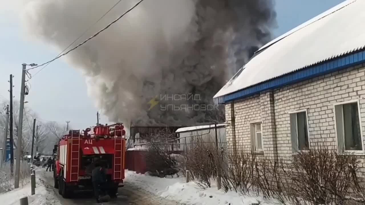 На Белом ключе сгорел жилой дом — пожарные еще работают на месте