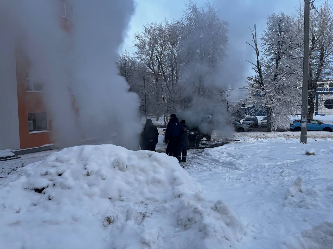 В центре Ульяновска устраняют повреждение теплосети В центре Ульяновска устраняют повреждение теплосети