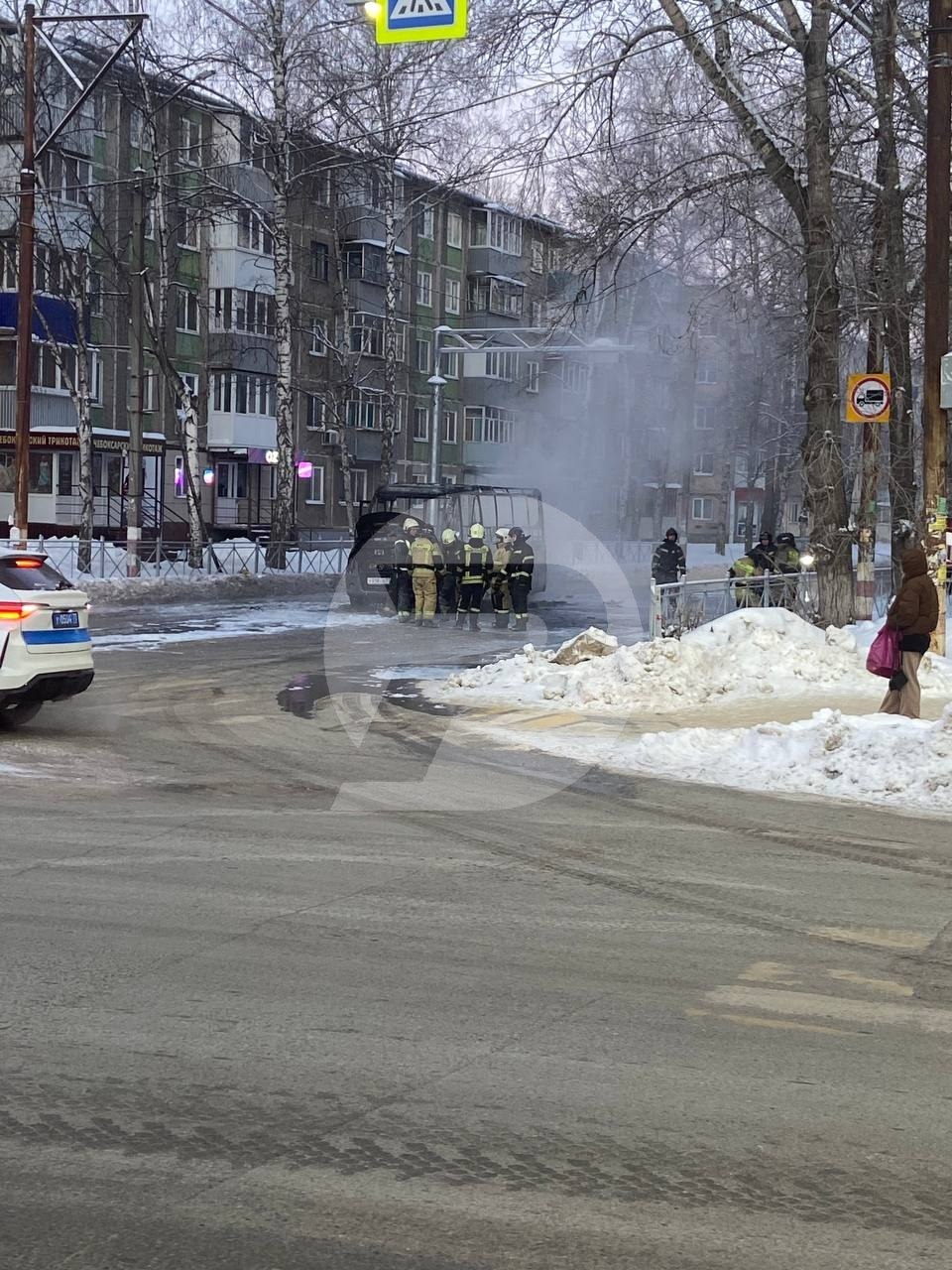 Маршрутка сгорела этим утром на перекрёстке улиц Богдана Хмельницкого и Рябикова Маршрутка сгорела этим утром на перекрёстке улиц Богдана Хмельницкого и Рябикова