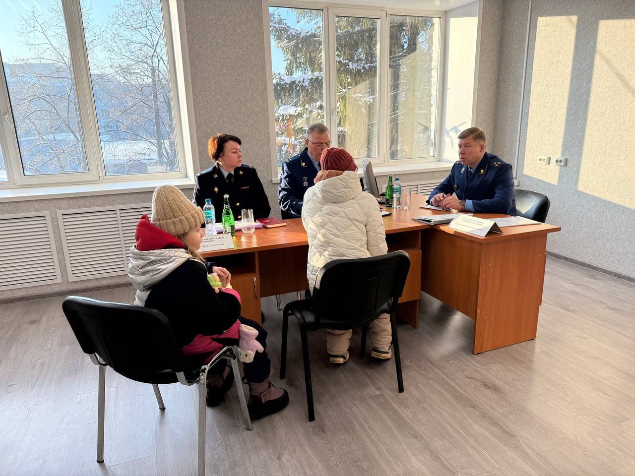 Заместитель прокурора области Константин Ручкин провел личный приём жителей Заволжского района г.Ульяновска Заместитель прокурора области Константин Ручкин провел личный приём жителей Заволжского района г.Ульяновска