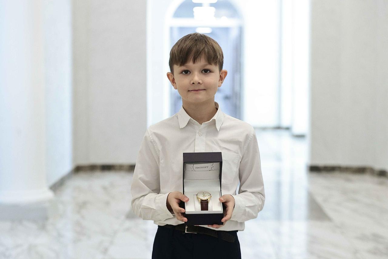 Юный герой из Ульяновска Миша Малышкин получил памятный подарок от губернатора — наручные часы Юный герой из Ульяновска Миша Малышкин получил памятный подарок от губернатора — наручные часы