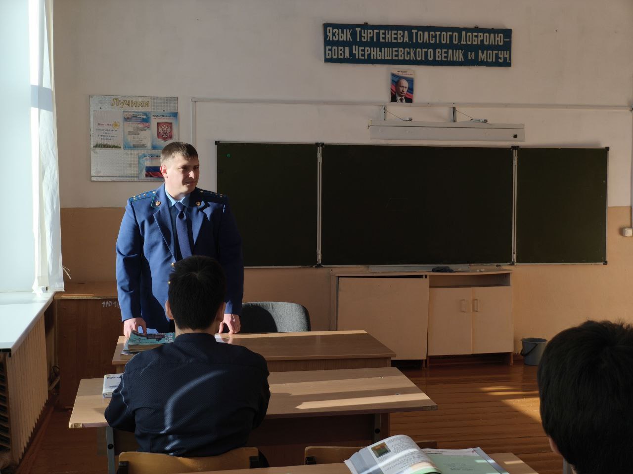 В рамках реализации мероприятий по правовому просвещению и правовому информированию заместитель прокурора Барышского района Веткасов А.С. встретился с учащимися старших классов МОУ "Средняя общеобразовательная школа с. Калда"