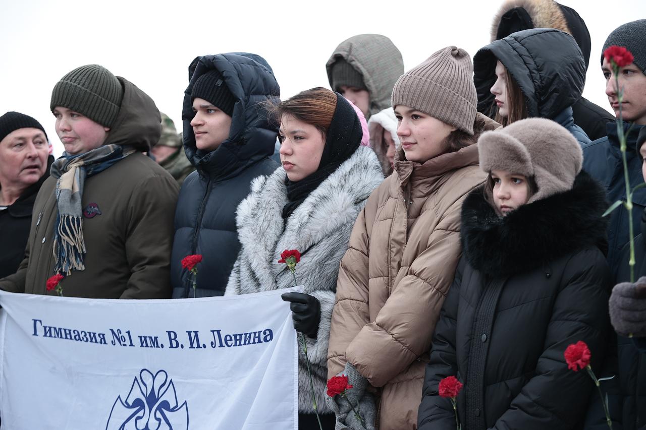 Фоторепортаж церемонии возложения цветов Фоторепортаж церемонии возложения цветов