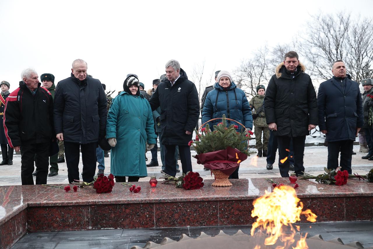 Фоторепортаж церемонии возложения цветов Фоторепортаж церемонии возложения цветов