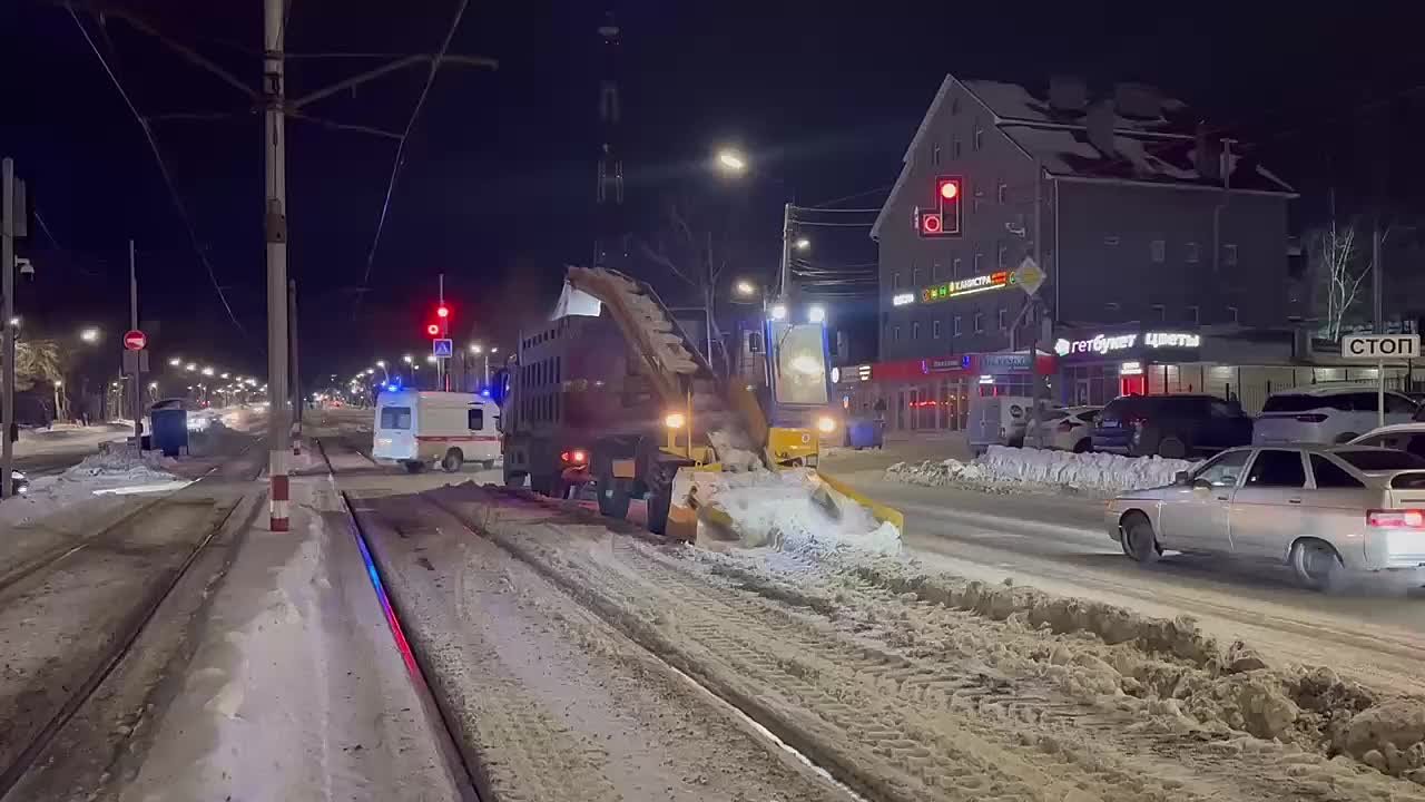 В Ульяновске в минувшие сутки вывозили снег с остановок и перекрёстков