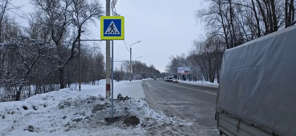 В Ульяновске в минувшие сутки вывозили снег с остановок и перекрёстков В Ульяновске в минувшие сутки вывозили снег с остановок и перекрёстков