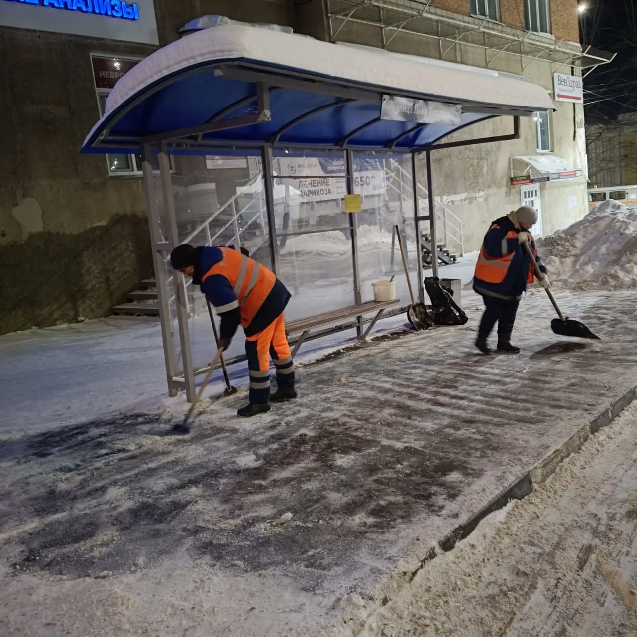 В Ульяновске в минувшие сутки вывозили снег с остановок и перекрёстков В Ульяновске в минувшие сутки вывозили снег с остановок и перекрёстков