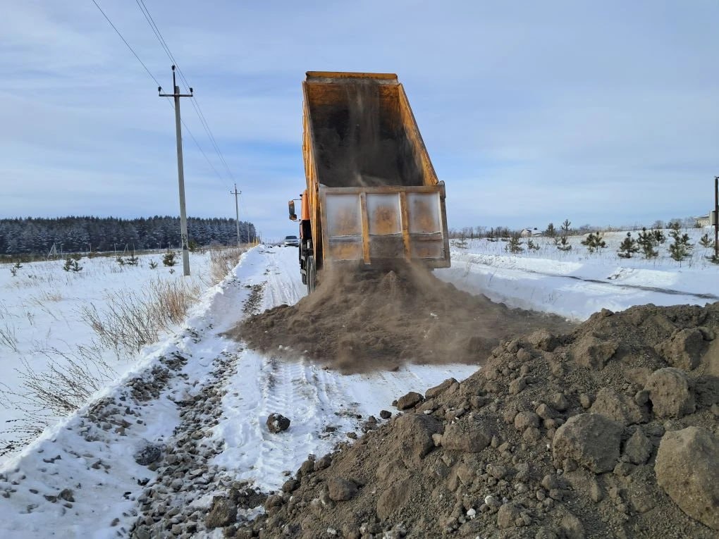 В Ульяновске в минувшие сутки вывозили снег с остановок и перекрёстков В Ульяновске в минувшие сутки вывозили снег с остановок и перекрёстков