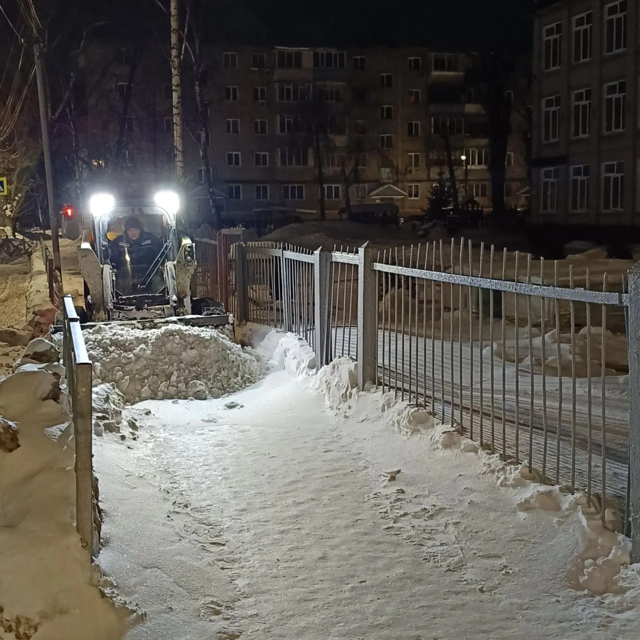 В Ульяновске в минувшие сутки вывозили снег с остановок и перекрёстков В Ульяновске в минувшие сутки вывозили снег с остановок и перекрёстков