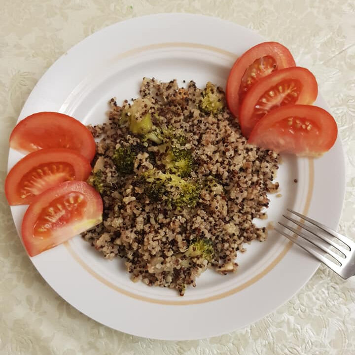 Тёплый салат из киноа с брокколи и грецкими орехами