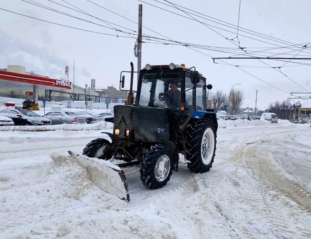 Продолжаем борьбу с последствиями снегопадов Продолжаем борьбу с последствиями снегопадов