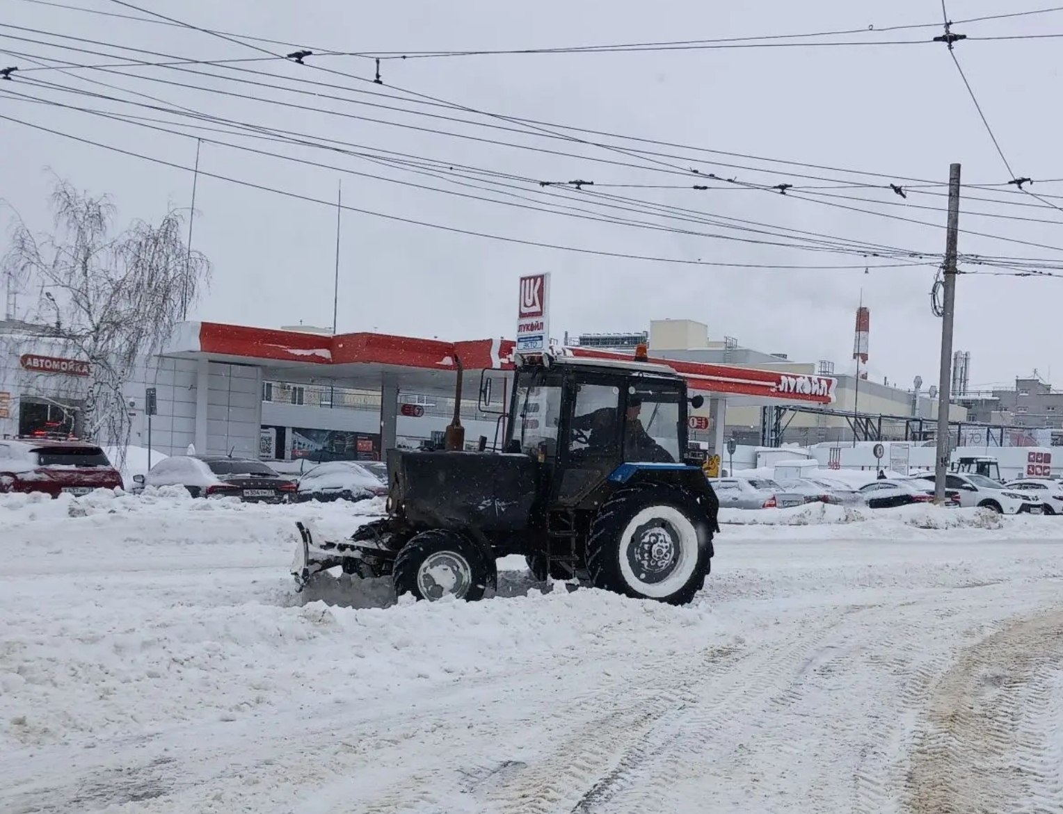 Продолжаем борьбу с последствиями снегопадов Продолжаем борьбу с последствиями снегопадов