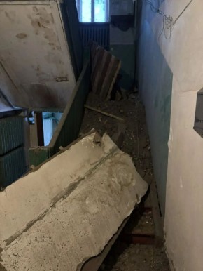 Потолок обрушился в подъезде дома на улице Ростовской, 5/3