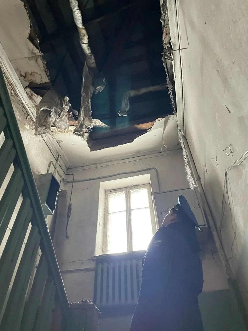 Прокуратура Засвияжского района г. Ульяновска проводит проверку в связи с обрушением потолочного перекрытия в подъезде многоквартирного дома № 5/3 на улице Ростовской