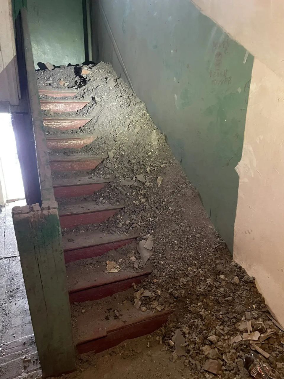 Прокуратура Засвияжского района г. Ульяновска проводит проверку в связи с обрушением потолочного перекрытия в подъезде многоквартирного дома № 5/3 на улице Ростовской Прокуратура Засвияжского района г. Ульяновска проводит проверку в связи с обрушением потолочного перекрытия в подъезде многоквартирного дома № 5/3 на улице Ростовской