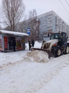Дорожники Ульяновска очищают остановки, заездные карманы и пешеходные переходы
