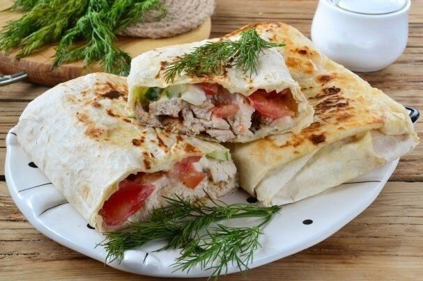 Вкусная домашняя шаурма с чесночным соусом: легкий рецепт на любой случай