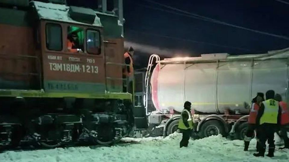 Фирменный поезд «Ульяновск — Москва» опоздал сегодня на несколько часов из-за ДТП с бензовозом