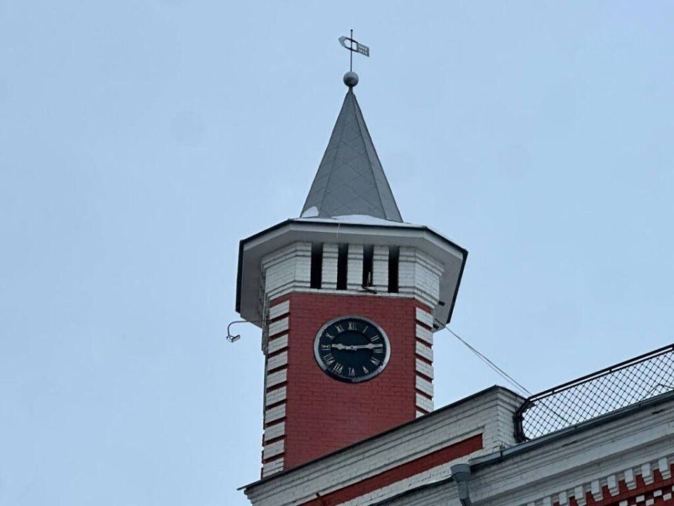 Жители сообщают в социальных сетях, что часы на доме Гончарова спешат