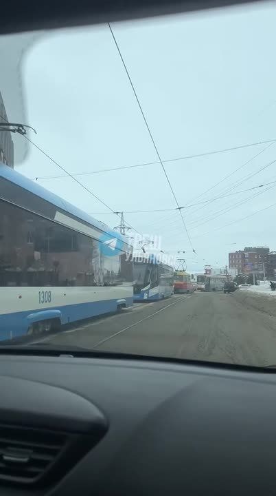 Трамваи встали возле «Спартака»