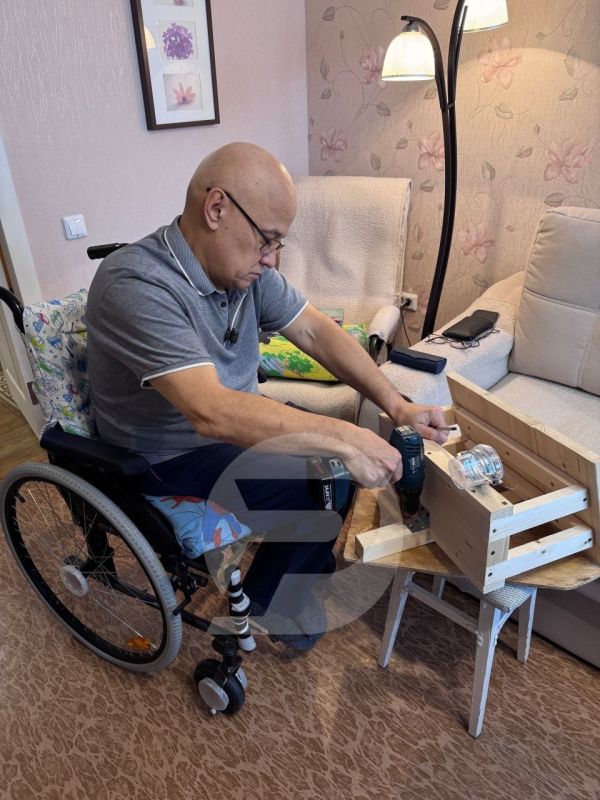 Наш земляк Сергей Ордашевский своими руками делает кормушки и домики для белок