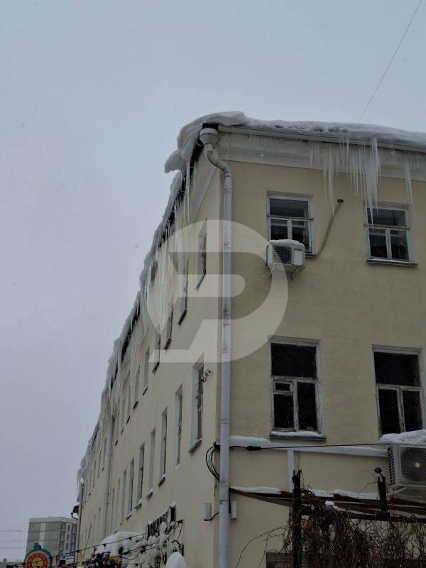 Зимой по летней пешеходной улице Федерации ходить опасно для жизни