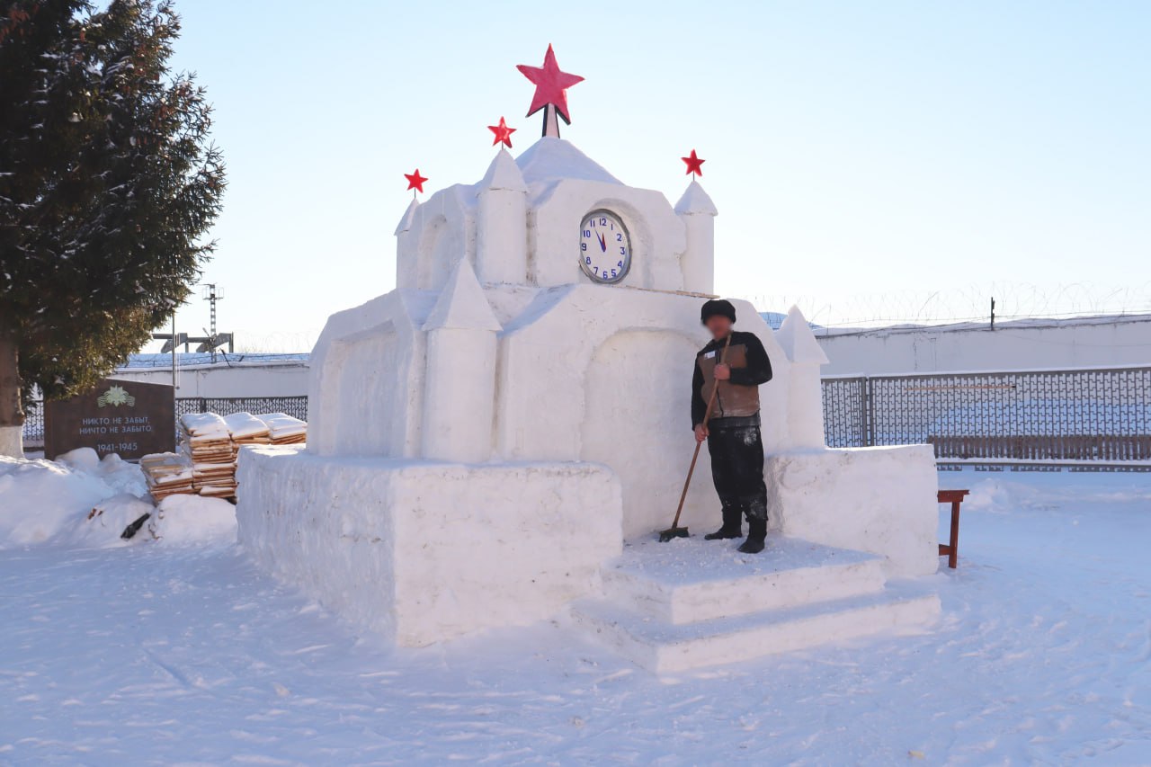 Осуждённые в Новоульяновске построили четырёхметровый снежный замок