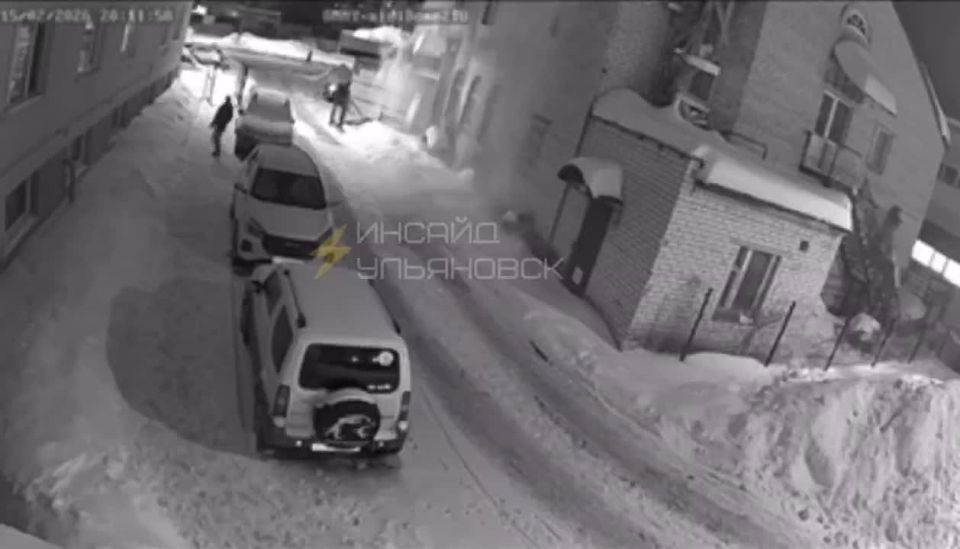 В Ульяновске на Ефремова, 84Г снежная масса, рухнувшая с крыши, едва не придавила мужчину — он успел увернуться