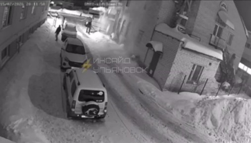 В Ульяновске на Ефремова, 84Г снежная масса, рухнувшая с крыши, едва не придавила мужчину — он успел увернуться