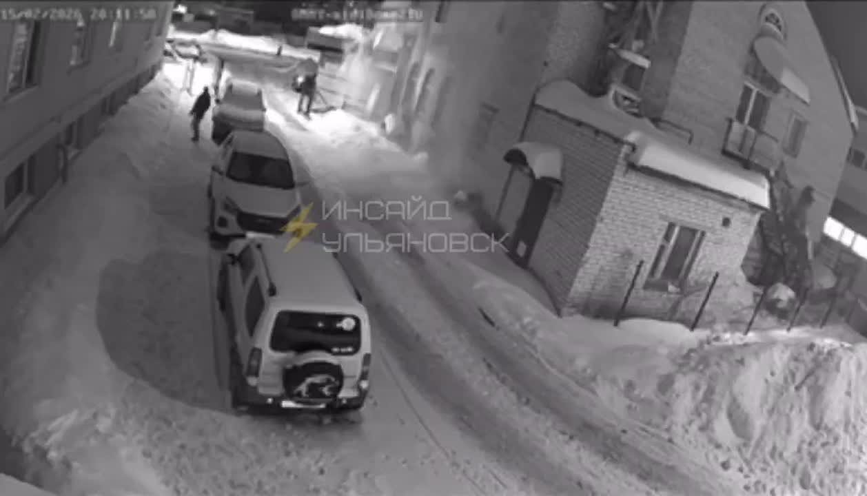 В Ульяновске на Ефремова, 84Г снежная масса, рухнувшая с крыши, едва не придавила мужчину — он успел увернуться