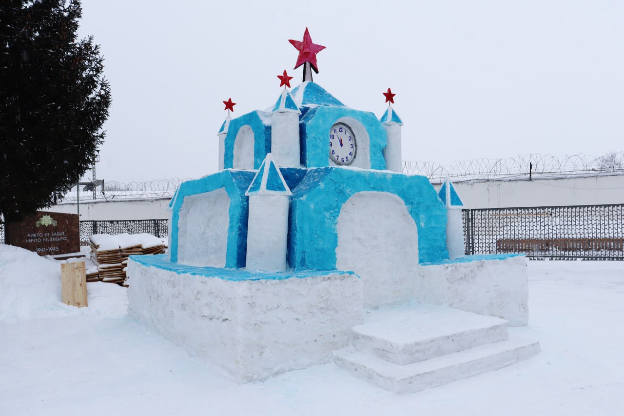 Осуждённые в Новоульяновске построили четырёхметровый снежный замок Осуждённые в Новоульяновске построили четырёхметровый снежный замок