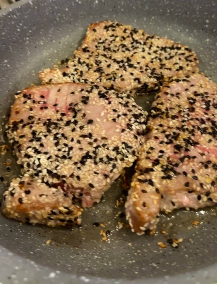 Сочные стейки тунца в кунжутной корочке