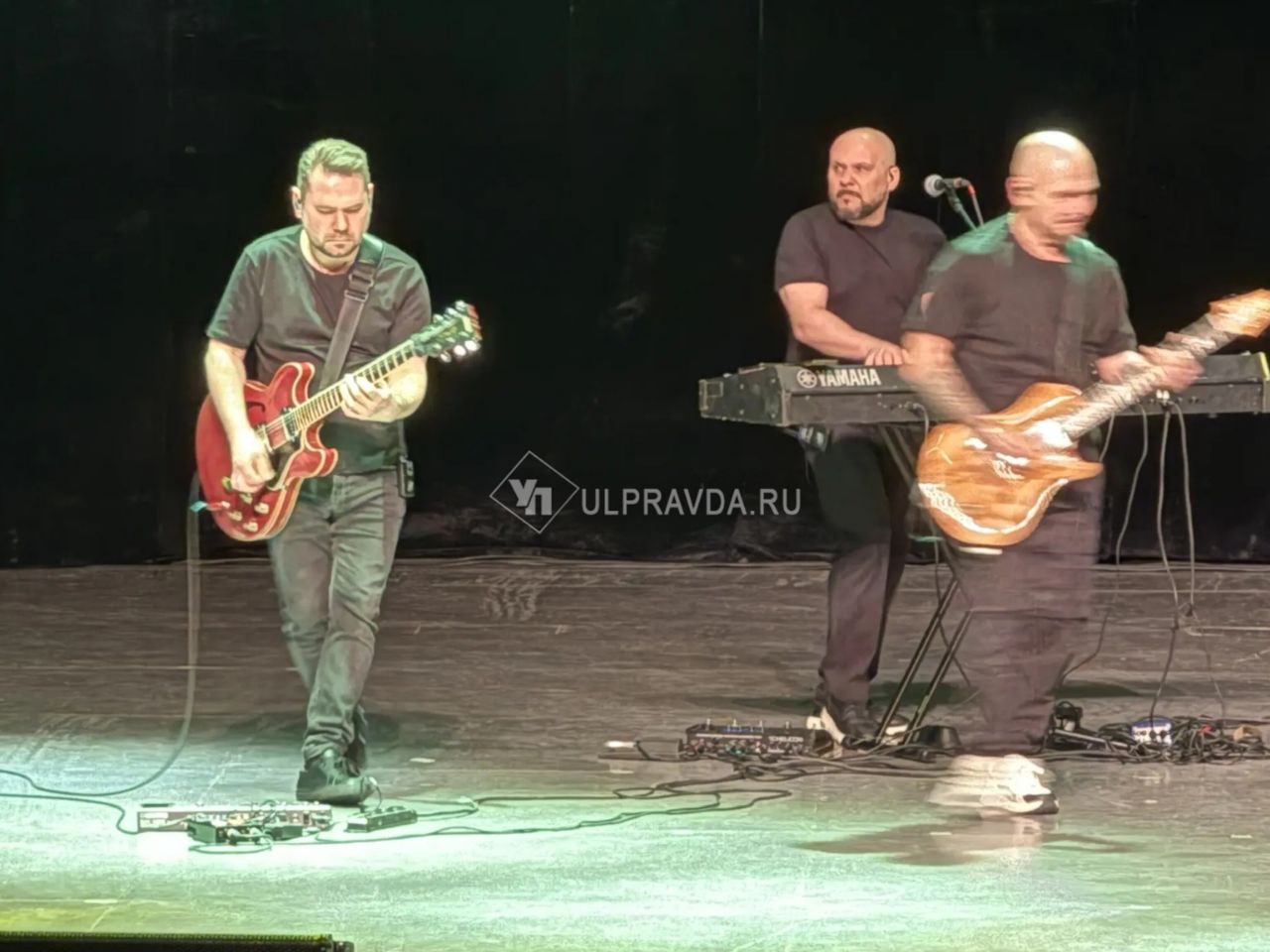 На концерте Трофима мальчик из зала Алексей поднял плакат с просьбой спеть песню Родина с Трофимом На концерте Трофима мальчик из зала Алексей поднял плакат с просьбой спеть песню Родина с Трофимом