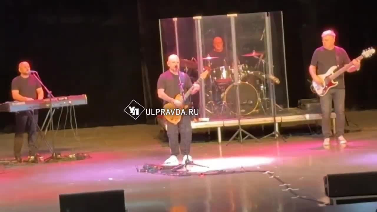 На концерте Трофима мальчик из зала Алексей поднял плакат с просьбой спеть песню Родина с Трофимом