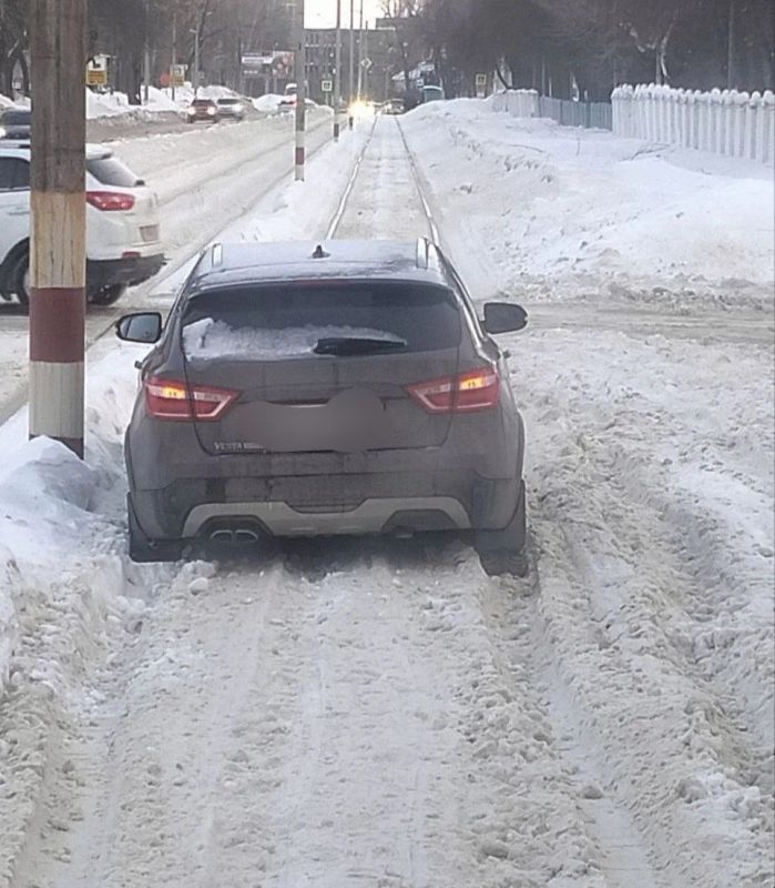 Автомобиль-вездеход застрял на трамвайных путях