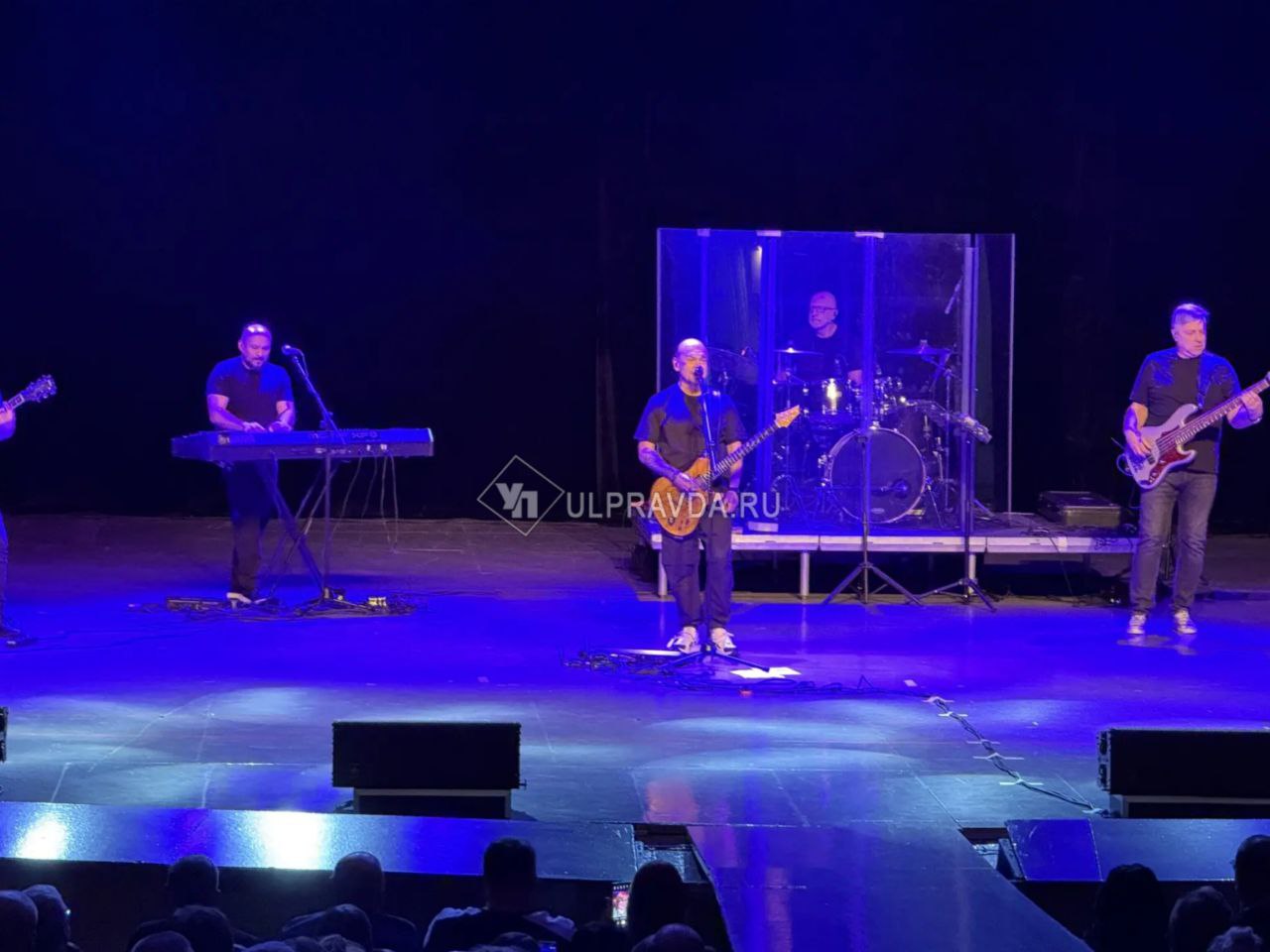 На концерте Трофима мальчик из зала Алексей поднял плакат с просьбой спеть песню Родина с Трофимом На концерте Трофима мальчик из зала Алексей поднял плакат с просьбой спеть песню Родина с Трофимом