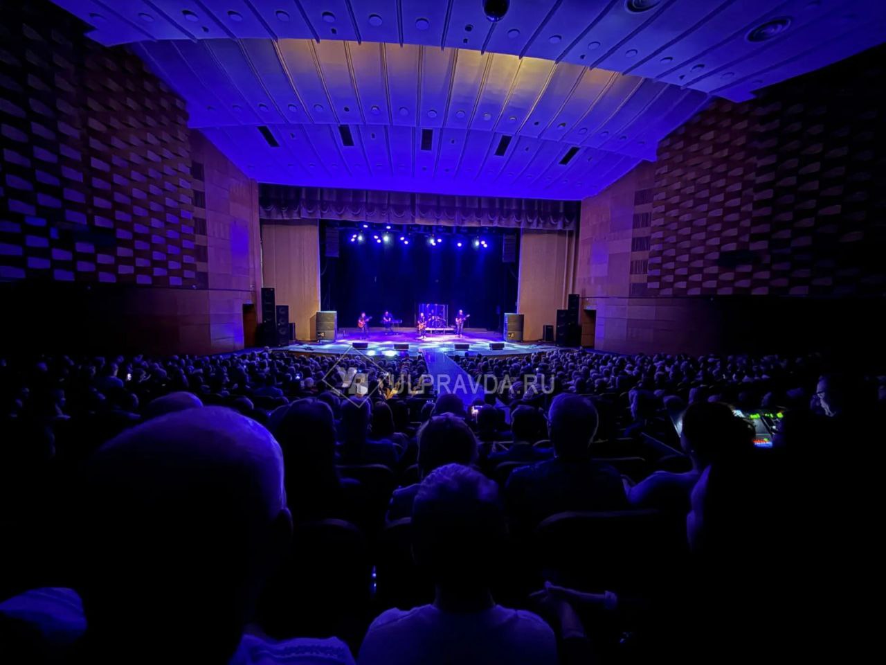 На концерте Трофима мальчик из зала Алексей поднял плакат с просьбой спеть песню Родина с Трофимом На концерте Трофима мальчик из зала Алексей поднял плакат с просьбой спеть песню Родина с Трофимом