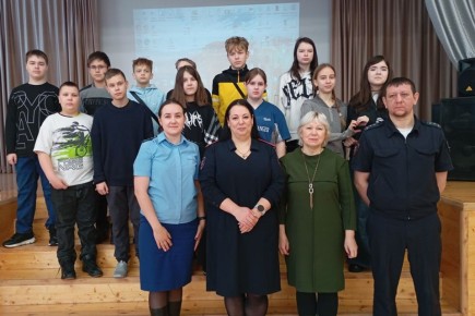 В Ульяновске транспортные полицейские совместно с общественником провели профилактическую беседу для школьников