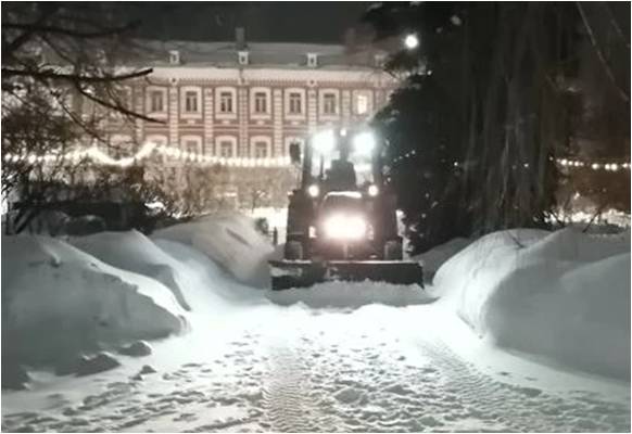 Больше 500 тонн пескосоляной смеси и реагента использовали в Ульяновске за сутки для обработки дорог и тротуаров Больше 500 тонн пескосоляной смеси и реагента использовали в Ульяновске за сутки для обработки дорог и тротуаров