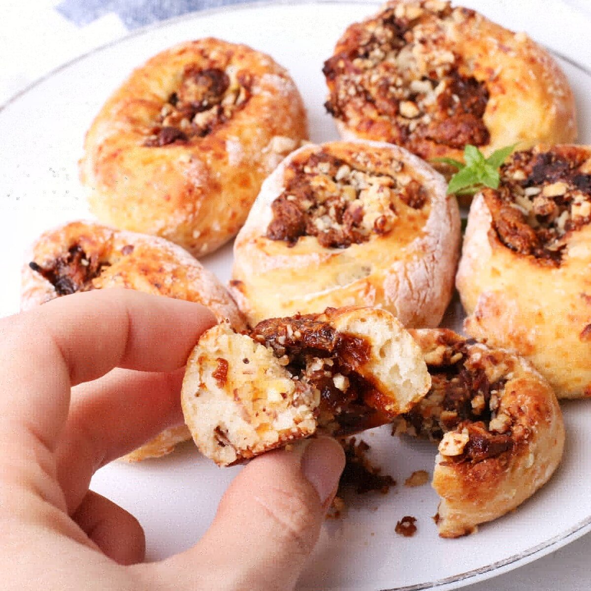 Необычные рулетики с творожной начинкой и орехами